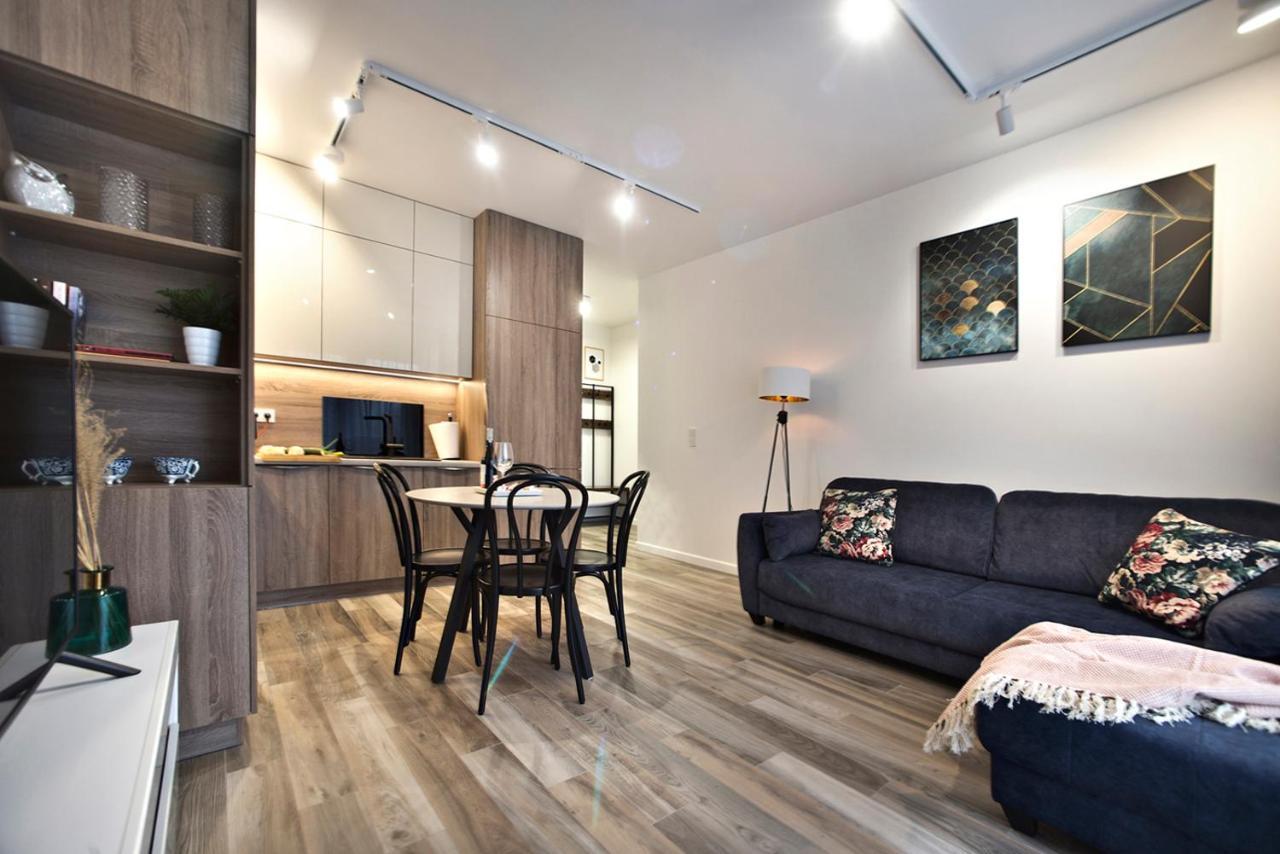 Goclaw P&O Serviced Apartments Varsavia Esterno foto